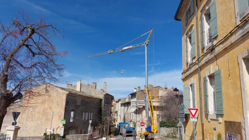 Grue de chantier installé sur un chantier d'accès difficile
