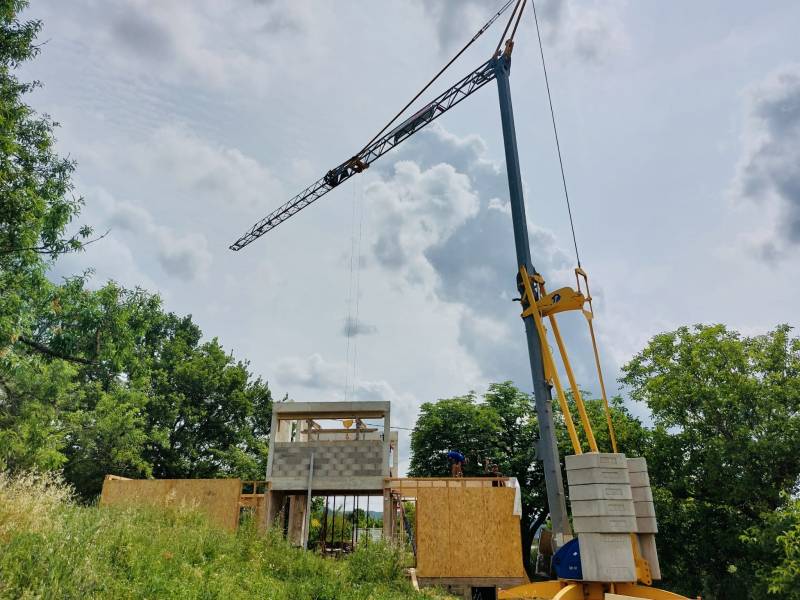 Niels Etienne société AME Bois à Apt pour la location d'une grue de chantier IGO 18 Potain