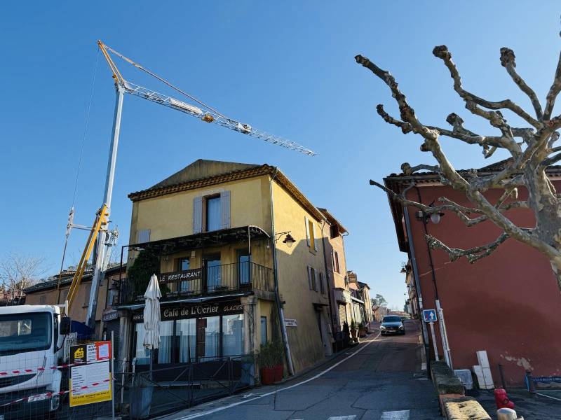 Location grue de chantier IGO 22 Potain à Roussillon dans un village du Sud de la France