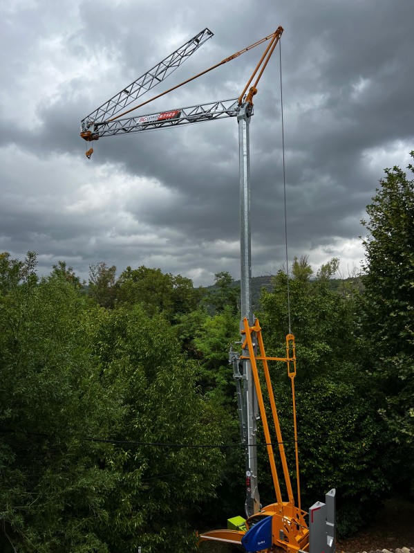 Vente de grue de chantier modèle IGO M14 de la marque Potain avec groupe électrogène emporté