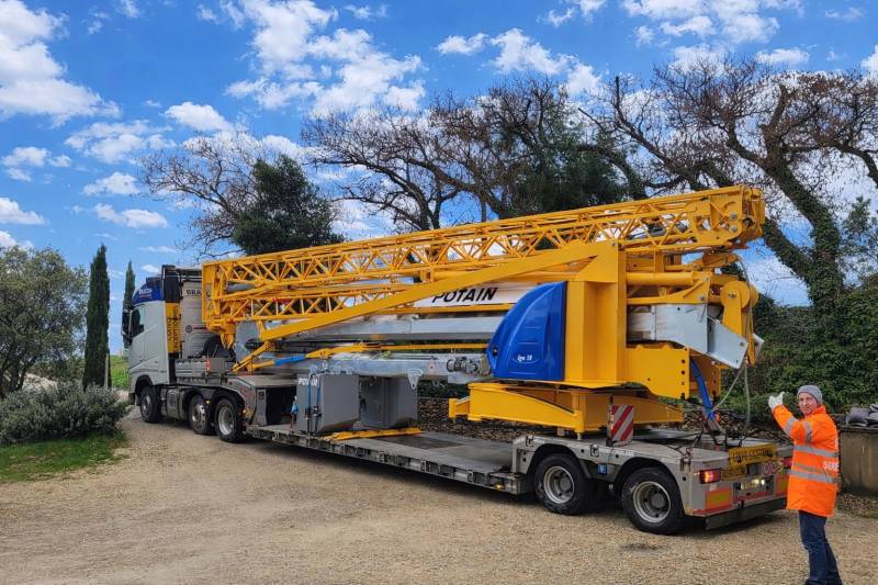 Location de la grue IGO 50 Potain à Chateauneuf du Pape pour pose de panneaux photoltaiques