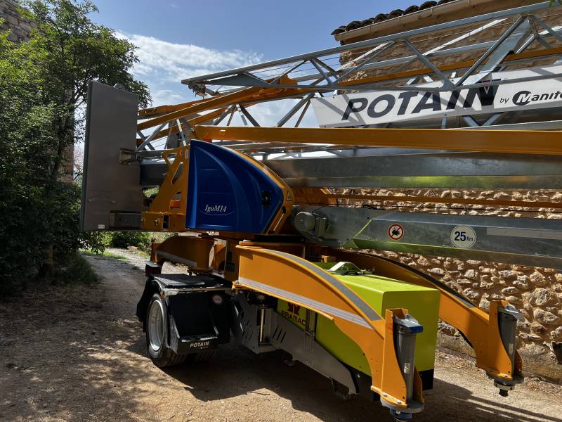 Location d'une grue IGO M14 POTAIN à montage automatisé à Rustrel près d'Apt pour une entreprise de maçonnerie