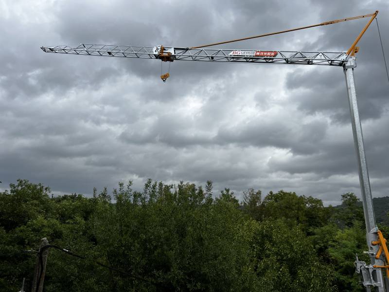 Location d'une grue modèle IGO M14 de la marque Potain sur un chantier près d'Apt