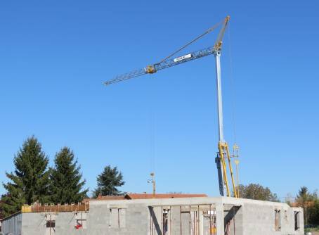 Location grue de chantier Potain modèle Igo M 14 à montage automatisé hauteur 19M charge max 1,8 tonnes