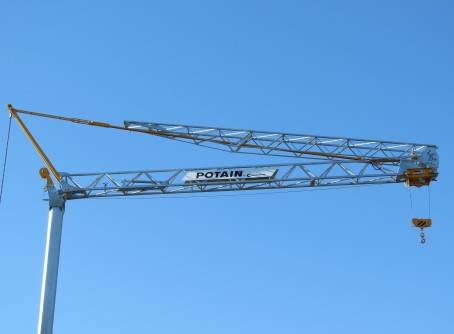 Location grue de chantier Potain modèle Igo M 14 à montage automatisé hauteur 19M charge max 1,8 tonnes