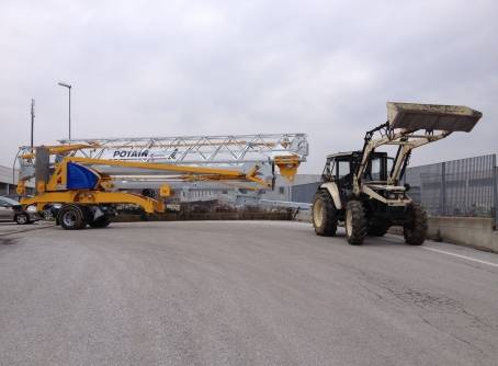 Location grue de chantier Potain modèle Igo M 14 à montage automatisé hauteur 19M charge max 1,8 tonnes