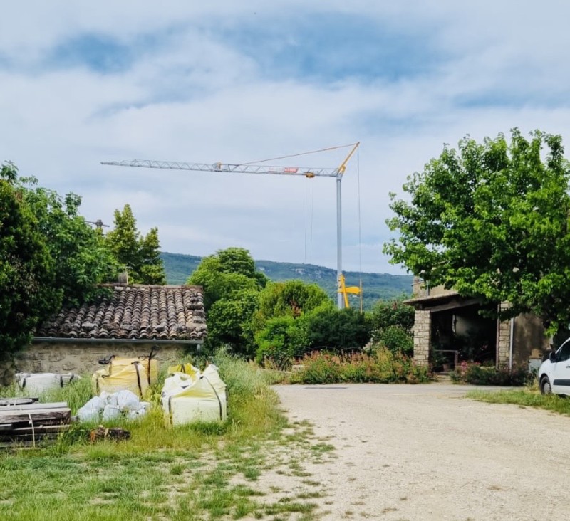 Rénovation d’une maison de village avec la grue de chantier IGO 18 de Potain près de Sorgues 