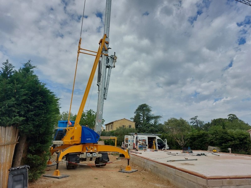 Location d’une grue de chantier modèle IGO M14 Potain pour la construction d'une maison en ossature bois à Eygalière près de Cavaillon dans le Vaucluse