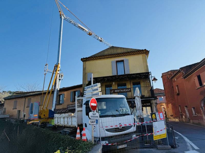 Location grue de chantier IGO 22 Potain à Roussillon dans un village du Sud de la France