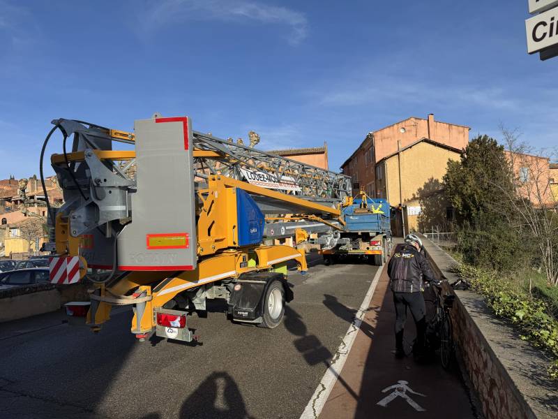 Location grue de chantier IGO 22 Potain à Roussillon dans un village du Sud de la France